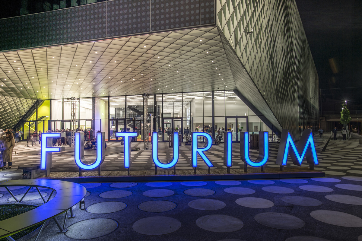 Futurium steht in blauen Leuchtbuchstaben auf dem Vorplatz des Futuriums