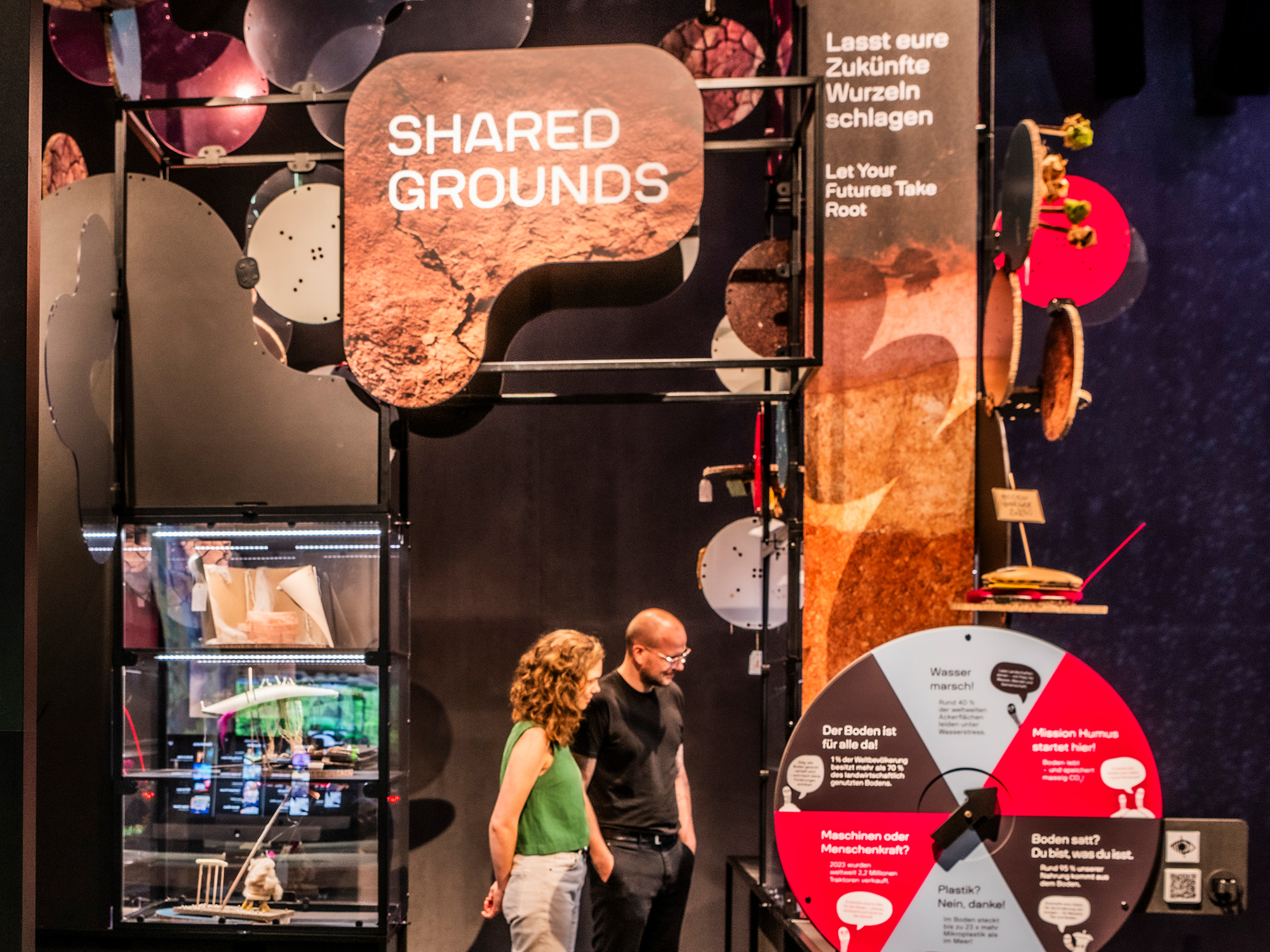 Zwei Personen in der Installation "Shared Grounds"