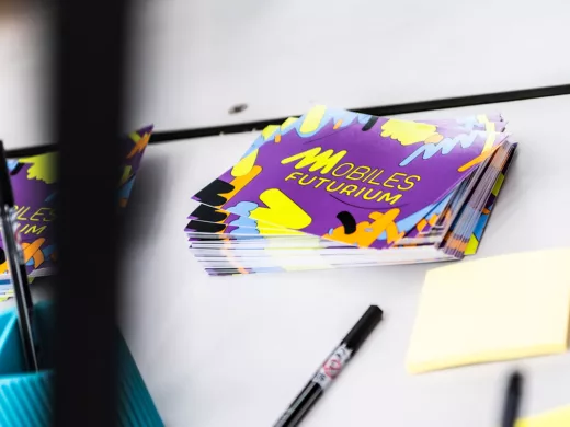 Postkarten des Mobilen Futuriums, Stifte und Notizzettel auf einem Tisch