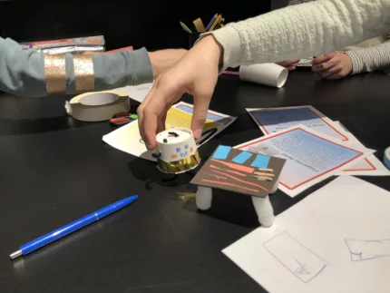 Kinderhand und Bastelmaterial