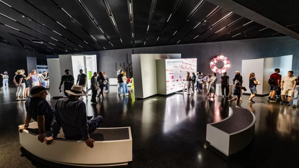 A group of people are listening to a guided tour at the Futurium.