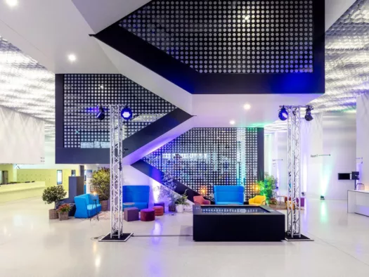 Foyer des Futuriums mit Blick auf Treppenhaus und Infotresen