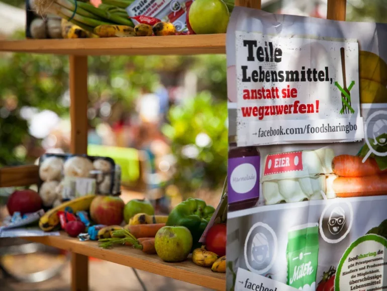 wie befriedige ich mann mit der hand German discounter advertisement billboard with title 