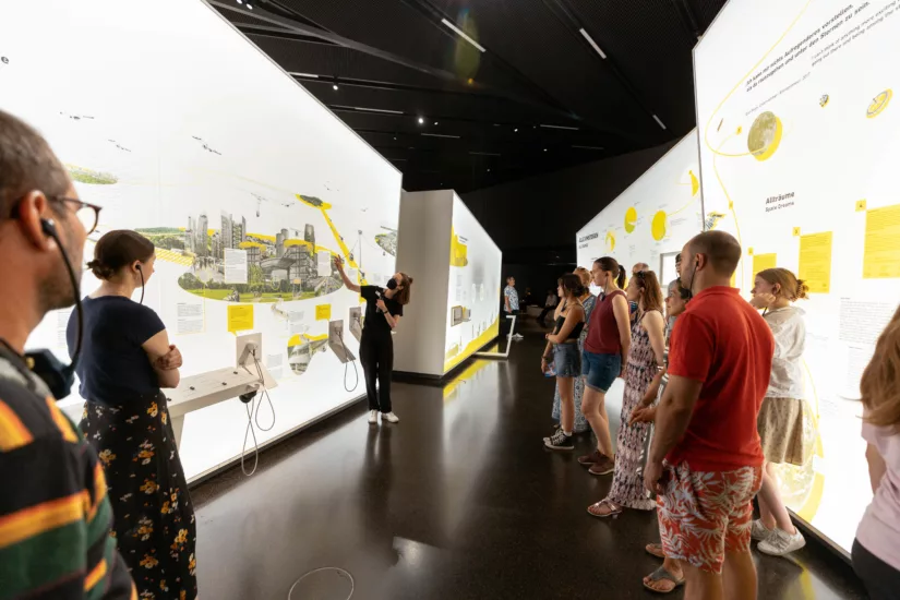 Eine Gruppe geht durch die Ausstellung