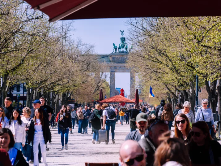 Blick von der Straße Unter den Linken auf das Brandenburger Tor. Auf der Straße laufen viele Menschen.