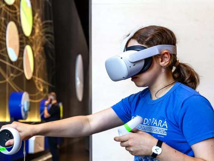 Ein Kind benutzt eine VR-Brille.