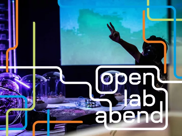 Futurium Lab. Unten links auf einem Tisch stehen Pflanzen in Glasvitrinen. Davor steht ein Jugendlicher mit Kopfhörern und hebt seinen Arm in die Luft. Unten rechts das Logo "open lab abend".