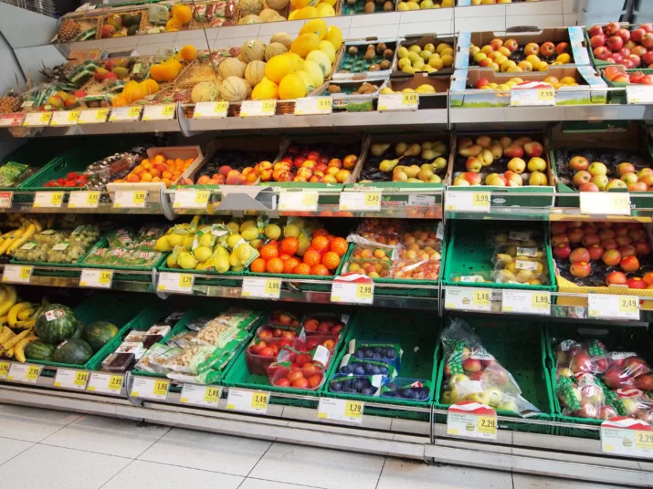 Obst und Gemüse in einer Auslage im Supermarkt