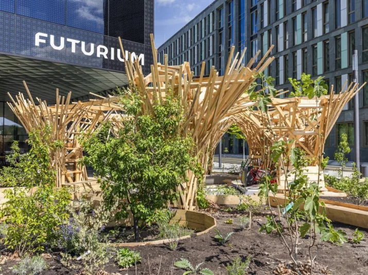 Das Gebäude des Futuriums, davor die Holzkonstruktion der Installation "Superland"