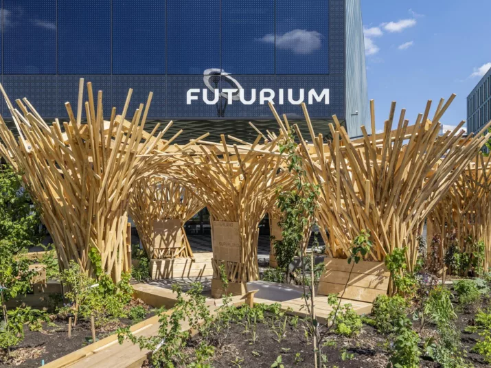 Die Installation „Superland“ vor dem Futurium