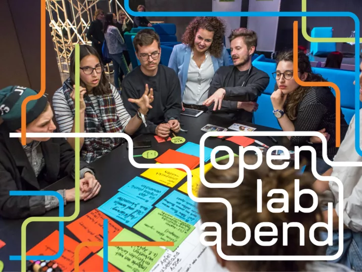 Gruppe diskutiert, um einen Workshoptisch sitzend