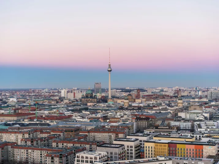 Berliner Fernsehturm bei Sonnenaufgang
