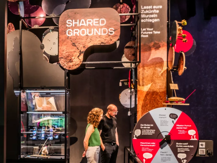 Zwei Personen in der Installation "Shared Grounds"
