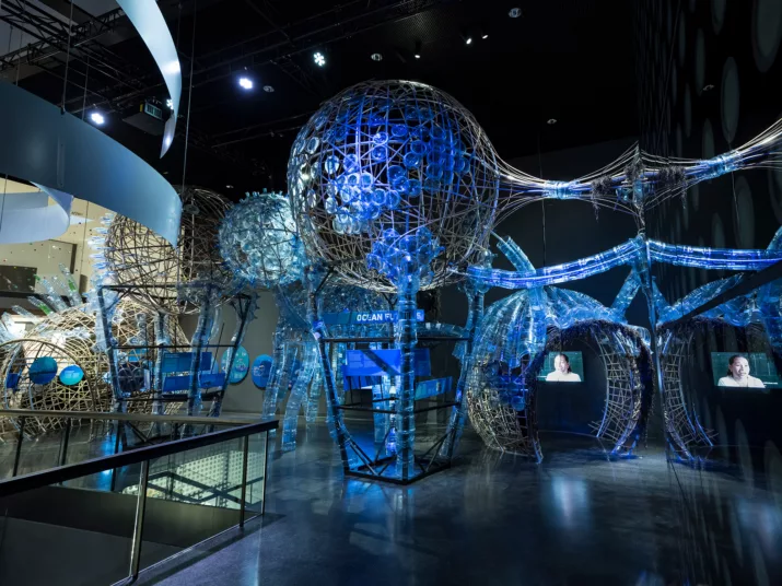 Ausstellungsansicht von Ocean Futures mit blauen begehbaren Kugeln mit Monitoren