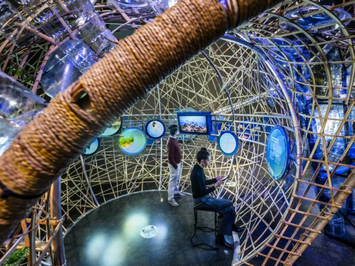 Ocean Futures Sonderausstellung: Fantasievolle Installation, Personen betrachten Bildschirme