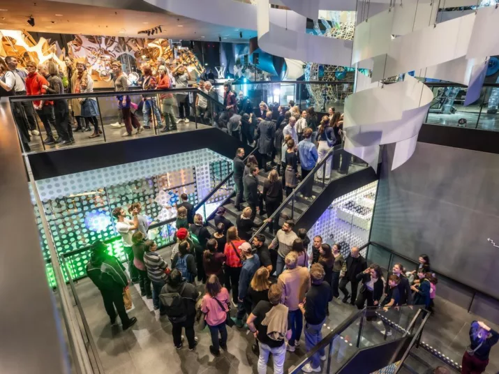 Besucher im Treppenhaus des Futuriums