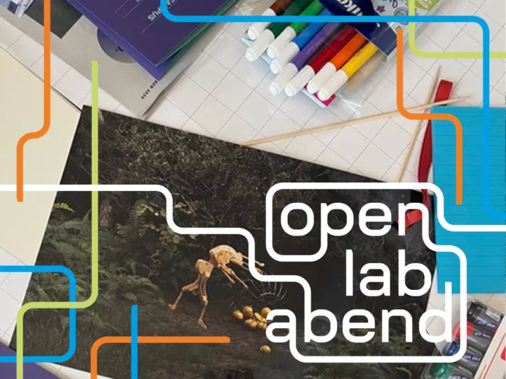 OLA Branding auf einem Foto von einem Tisch mit Bastelmaterial, Fotos, Stiften.