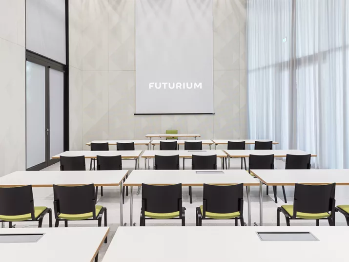 Das Studio mit Stuhlreihen