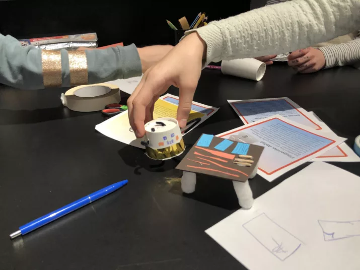 Kinderhand und Bastelmaterial