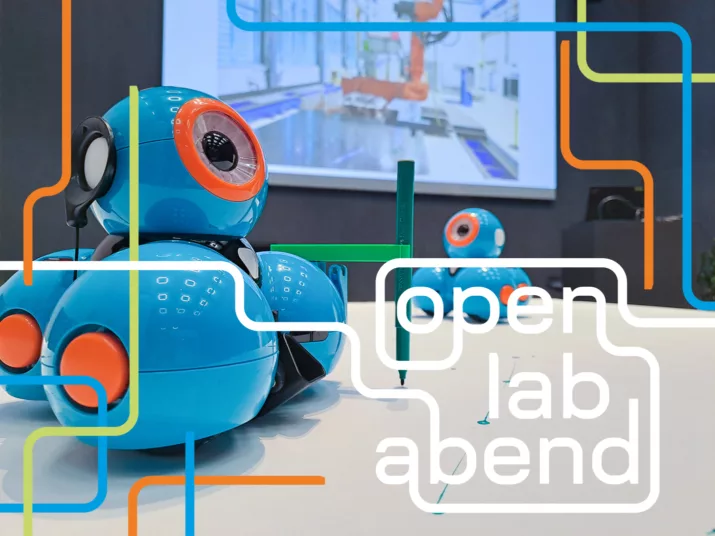 Bild von einem blauen, runden Roboter mit Open Lab Abend-Branding