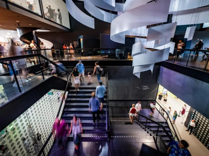 Das Treppenhaus zur Ausstellung mit Besucher*innen