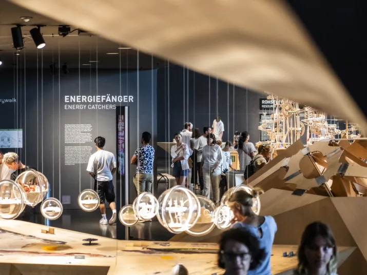 Der Ausstellungsraum Natur im Futurium, durchsichtige Kugeln hängen von der Decke, Menschen streifen umher