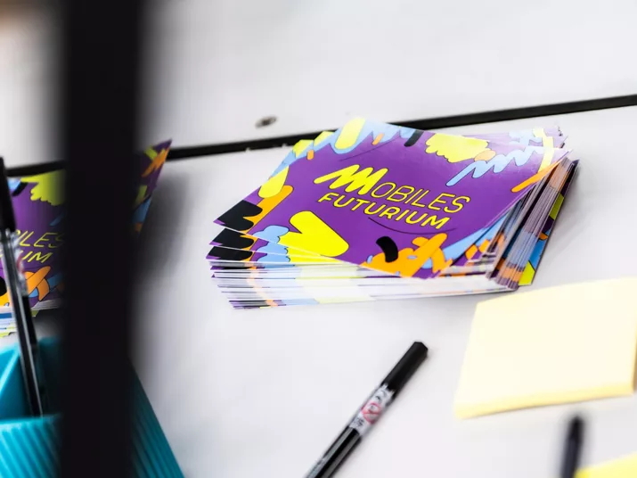 Postkarten des Mobilen Futuriums, Stifte und Notizzettel auf einem Tisch