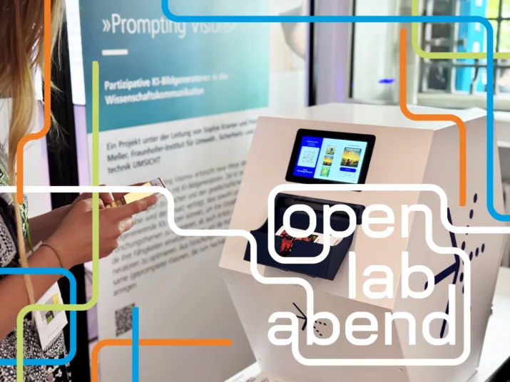 Person hat ein Telefon in der Hand und steht vor einem Prompter. Das Bild ist mit OLA Branding