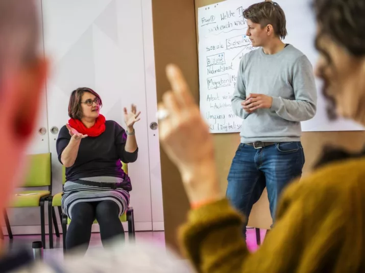 Menschen im Dialog