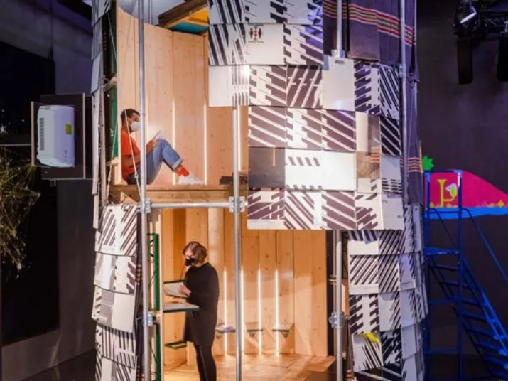 Ein zylinderförmiges Haus aus vielen kleinen Elementen im Futurium Lab